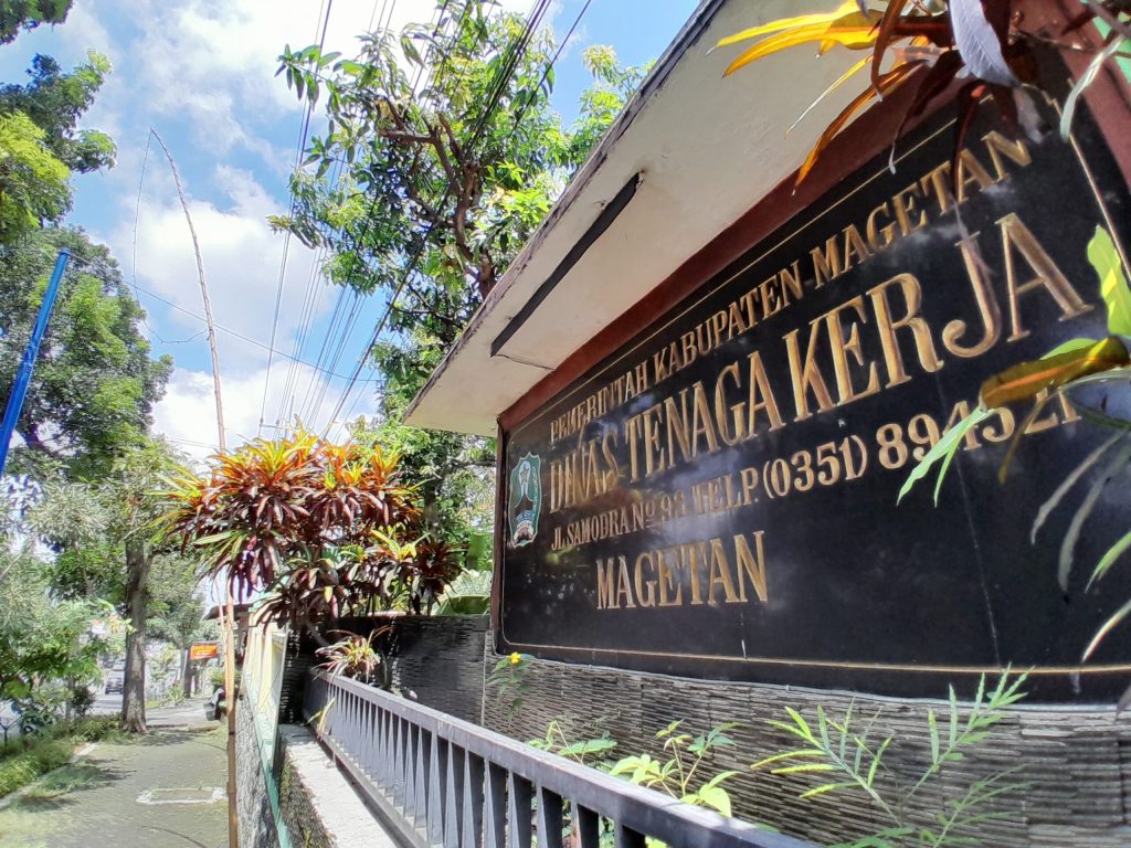 Ratusan Warga Magetan Berburu Kartu Kerja