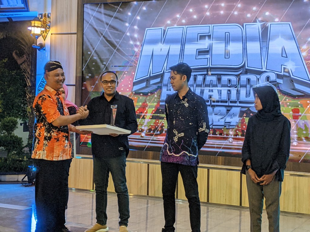 Jurnalis Magetan Noorbiyanto Terima&nbsp;Penghargaan.